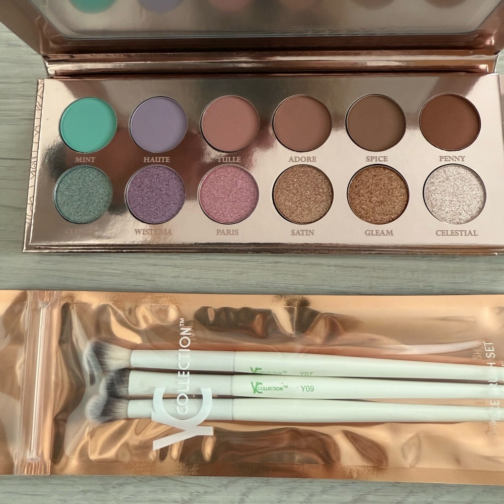 Eyeshadow Palette and brushes. NEW